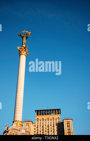 Colonne de la victoire et l'hôtel Royaume-uni à Maidan Nezalezhnosti Maidan (carré) dans le centre de Kiev, 2019. Après les émeutes de 2013/2014, le carré a sinc Banque D'Images