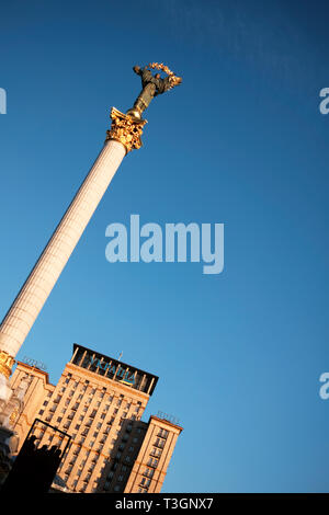 Colonne de la victoire et l'hôtel Royaume-uni à Maidan Nezalezhnosti Maidan (carré) dans le centre de Kiev, 2019. Après les émeutes de 2013/2014, le carré a sinc Banque D'Images