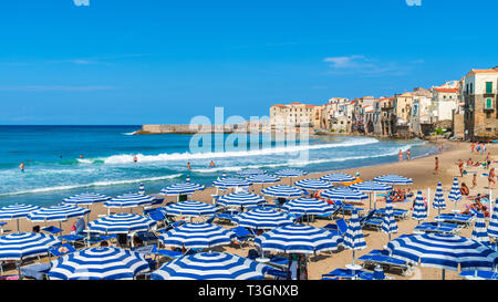 Cefalu, Sicile - 24 septembre 2018 : Paysage avec plage et ville médiévale, l'île de Sicile Cefalu, Italie Banque D'Images