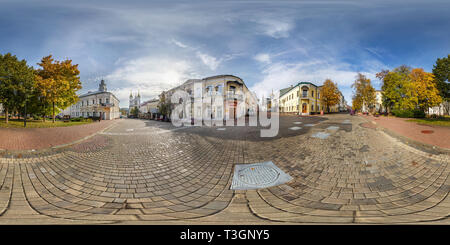 Vue panoramique à 360° de Minsk, Belarus - Octobre 2018 : panorama 360 degrés transparente complète vue d'angle sur rue piétonne, place de la vieille ville touristique en image équirectangulaire proj