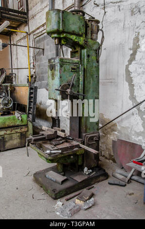 Vintage grande machine de forage dans un atelier de ferronnerie Banque D'Images