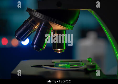 Microscope scientifique dans un laboratoire de nanotechnologie Banque D'Images