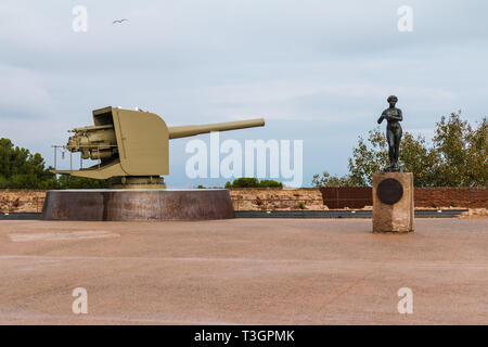 Barcelone, Espagne - 16 novembre 2018 : Le canon près de la statue sur le mur de la château de Montjuic. Une plaque et une statue commémorant le bicentenaire Banque D'Images