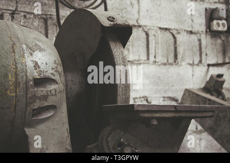 Machine de meulage dans un ancien atelier Banque D'Images