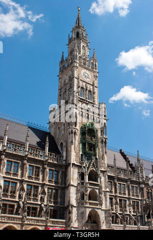 Nouvel Hôtel de Ville Tour de l'horloge et glockenspiel dans Marienplaz Munich, Allemagne Banque D'Images