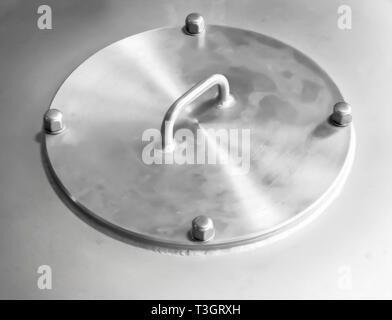 Couvercle brillant métallique de la chaudière à haute pression d'air dans l'usine de l'industrie alimentaire Banque D'Images
