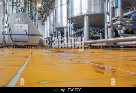 Gros barils en acier inoxydable reliés par des tuyaux à l'industrie de l'usine Banque D'Images