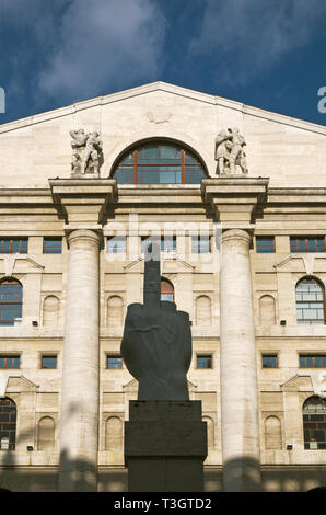 "Le doigt' sculpture par Maurizio Cattelan, en face de Palazzo Mezzanotte (Stock Exchange Building) sur la Piazza degli Affari, Milan, Italie Banque D'Images