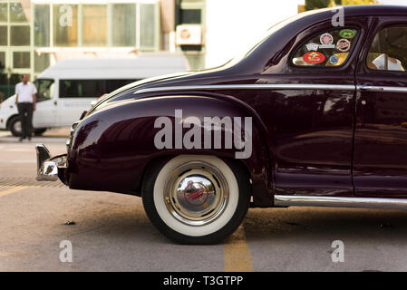 Izmir, Turquie - 23 septembre 2018 : vue arrière d'un rouge foncé de couleur noire 1948 Plymouth De Luxe. Banque D'Images