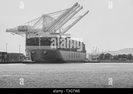 Photo en noir et blanc de la COSCO géant navire d'expédition, COSCO PORTUGAL, arrivant dans le terminal à conteneurs de Long Beach, Californie, USA. Banque D'Images