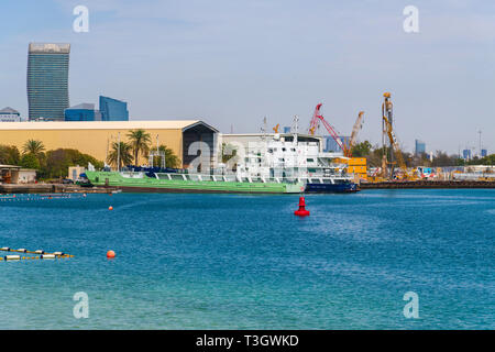 Abu Dhabi, UAE - 30 mars. 2019. Jetée maritime à proximité de gratte-ciel Etihad Towers Banque D'Images