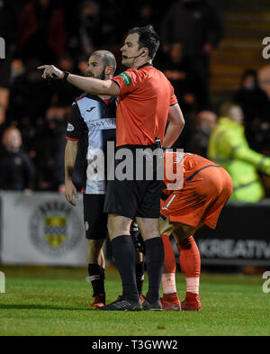 Les signaux de l'arbitre Don Robertson pour le St Mirren équipe médicale à venir sur après St Mirren attaquant Vaclav Hladky a été affectée par un incident au cours d'un pétard le Ladbrokes Scottish Premiership match à l'arène numérique simple, St Mirren. Banque D'Images