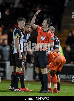 Les signaux de l'arbitre Don Robertson pour le St Mirren équipe médicale à venir sur après St Mirren attaquant Vaclav Hladky a été affectée par un incident au cours d'un pétard le Ladbrokes Scottish Premiership match à l'arène numérique simple, St Mirren. Banque D'Images