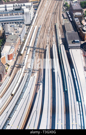 Vue aérienne de la voie ferrée et la gare de Londres Angleterre Banque D'Images