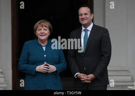 Taoiseach Leo Varadkar accueille la chancelière allemande Angela Merkel à Farmleigh House à Dublin, avant d'Brexit parle. Banque D'Images