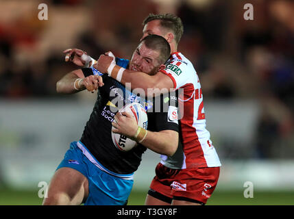 Leeds Rhinos' Cameron Smith est abordé par Hull KR's Danny Drinkwater au cours de la Super League à Betfred Craven Park, Hull. Banque D'Images