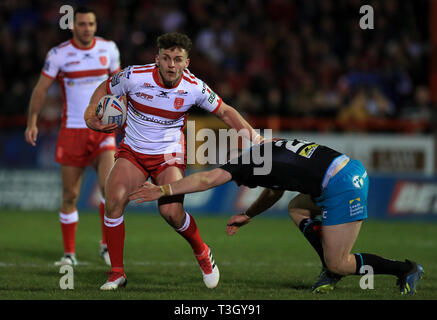 Hull KR's George Lawler est présenté par Leeds Rhinos' Cameron Smith au cours de la Super League à Betfred Craven Park, Hull. Banque D'Images