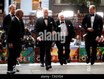 Lord-Lieutenant de Grand Londres, Sir Kenneth Olisa (deuxième à gauche) et Sir David Attenborough (deuxième à droite), accueillir le Duc de Sussex (à gauche), le Prince de Galles, et le duc de Cambridge (à droite), à mesure qu'ils arrivent pour assister à la première mondiale d'Netflixs "Notre Planète" au Musée d'Histoire Naturelle de Kensington, Londres, hébergé par Sir David. Banque D'Images