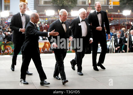 Lord-Lieutenant de Grand Londres, Sir Kenneth Olisa (deuxième à gauche) et Sir David Attenborough (deuxième à droite), accueillir le Duc de Sussex (à gauche), le Prince de Galles, et le duc de Cambridge (à droite), à mesure qu'ils arrivent pour assister à la première mondiale d'Netflixs "Notre Planète" au Musée d'Histoire Naturelle de Kensington, Londres, hébergé par Sir David. Banque D'Images
