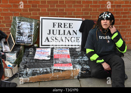 Un partisan de Julian Assange à l'extérieur de l'ambassade d'Equateur à Londres, après que le fondateur de Wikileaks est d'être expulsés. Banque D'Images