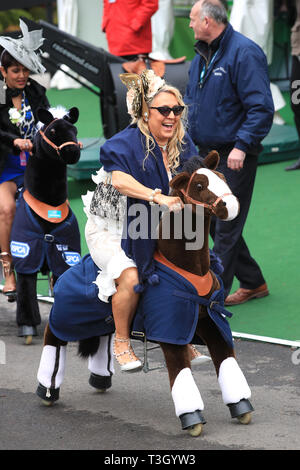 Sur Racegoers chevaux mécaniques au cours de la journée chers 2019 Grand Festival National de Santé Randox à Aintree Racecourse. Banque D'Images