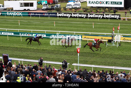 Trois Mousquetaires monté par jockey Jack Kennedy (à droite) remporte la course de haies Handicap Merseyrail durant Mesdames Jour de la Randox 2019 Grand Festival National de Santé à Aintree Racecourse. Banque D'Images