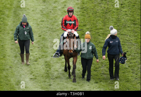 Trois Mousquetaires monté par Jack Kennedy célèbre remportant le handicap Merseyrail obstacle durant Mesdames Jour de la Randox 2019 Grand Festival National de Santé à Aintree Racecourse. Banque D'Images