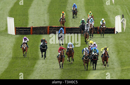 Trois Mousquetaires monté par Jack Kennedy (centre, soies rouge) revient à la maison pour gagner le handicap Merseyrail obstacle durant Mesdames Jour de la Randox 2019 Grand Festival National de Santé à Aintree Racecourse. Banque D'Images