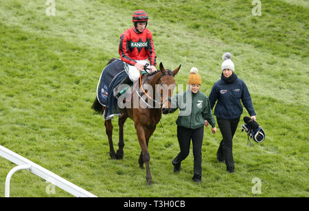 Trois Mousquetaires monté par Jack Kennedy célèbre remportant le handicap Merseyrail obstacle durant Mesdames Jour de la Randox 2019 Grand Festival National de Santé à Aintree Racecourse. Banque D'Images