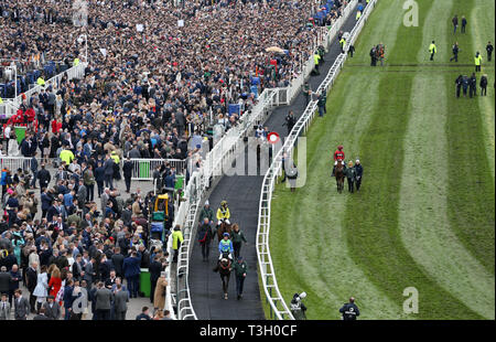 Trois Mousquetaires monté par Jack Kennedy célèbre remportant le handicap Merseyrail obstacle durant Mesdames Jour de la Randox 2019 Grand Festival National de Santé à Aintree Racecourse. Banque D'Images