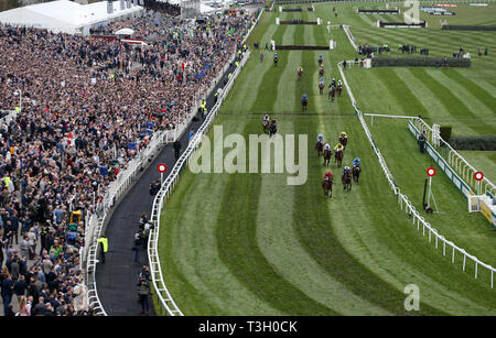 Trois Mousquetaires monté par Jack Kennedy célèbre remportant le handicap Merseyrail obstacle durant Mesdames Jour de la Randox 2019 Grand Festival National de Santé à Aintree Racecourse. Banque D'Images