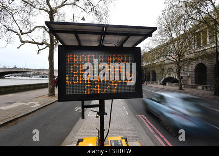 Vue d'un panneau près de remblai, le centre de Londres, disant que les navetteurs du 8 avril, il y aura une zone d'émission ultra faible en place pendant 24 heures par jour, sept jours par semaine. Banque D'Images