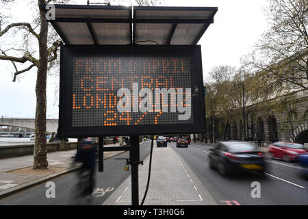 Vue d'un panneau près de remblai, le centre de Londres, disant que les navetteurs du 8 avril, il y aura une zone d'émission ultra faible en place pendant 24 heures par jour, sept jours par semaine. Banque D'Images