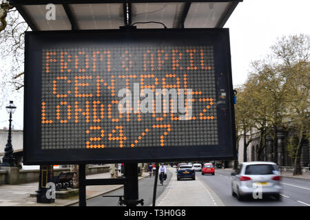 Vue d'un panneau près de remblai, le centre de Londres, disant que les navetteurs du 8 avril, il y aura une zone d'émission ultra faible en place pendant 24 heures par jour, sept jours par semaine. Banque D'Images