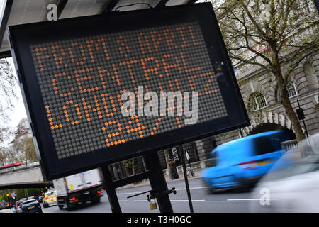 Vue d'un panneau près de remblai, le centre de Londres, disant que les navetteurs du 8 avril, il y aura une zone d'émission ultra faible en place pendant 24 heures par jour, sept jours par semaine. Banque D'Images