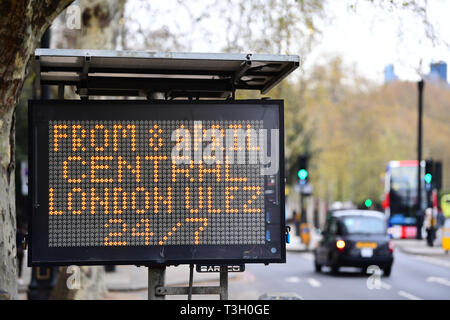 Vue d'un panneau près de remblai, le centre de Londres, disant que les navetteurs du 8 avril, il y aura une zone d'émission ultra faible en place pendant 24 heures par jour, sept jours par semaine. Banque D'Images