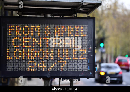 Vue d'un panneau près de remblai, le centre de Londres, disant que les navetteurs du 8 avril, il y aura une zone d'émission ultra faible en place pendant 24 heures par jour, sept jours par semaine. Banque D'Images