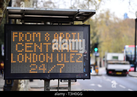 Vue d'un panneau près de remblai, le centre de Londres, disant que les navetteurs du 8 avril, il y aura une zone d'émission ultra faible en place pendant 24 heures par jour, sept jours par semaine. Banque D'Images