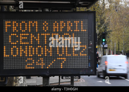 Vue d'un panneau près de remblai, le centre de Londres, disant que les navetteurs du 8 avril, il y aura une zone d'émission ultra faible en place pendant 24 heures par jour, sept jours par semaine. Banque D'Images