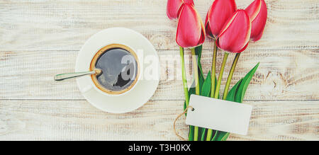 Tasse de café sur la table pour le petit déjeuner. point sélectives. nature. Banque D'Images