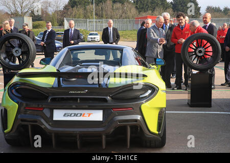 Le Prince de Galles se penche sur une McLaren 600LT lors de sa visite à pneus Pirelli Ltd à Carlisle pour célébrer leur 50e anniversaire lors d'une visite guidée de la région de Cumbria. Banque D'Images