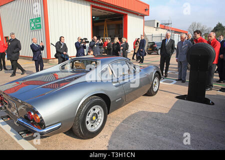 Le Prince de Galles regarde une Ferrari Dino lors de sa visite à pneus Pirelli Ltd à Carlisle pour célébrer leur 50e anniversaire lors d'une visite guidée de la région de Cumbria. Banque D'Images