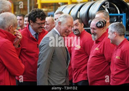 Le Prince de Galles répond aux travailleurs durant sa visite à pneus Pirelli Ltd à Carlisle pour célébrer leur 50e anniversaire lors d'une visite guidée de la région de Cumbria. Banque D'Images