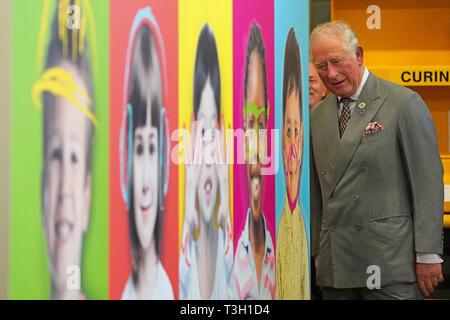 Le Prince de Galles lors de sa visite à pneus Pirelli Ltd à Carlisle pour célébrer leur 50e anniversaire lors d'une visite guidée de la région de Cumbria. Banque D'Images