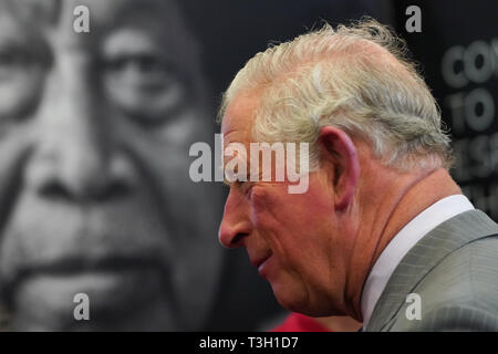 Le Prince de Galles lors de sa visite à pneus Pirelli Ltd à Carlisle pour célébrer leur 50e anniversaire lors d'une visite guidée de la région de Cumbria. Banque D'Images