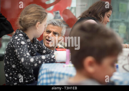 Maire de Londres Sadiq Khan à Evelina Children's Hospital de Londres, le sud de Londres, alors qu'il lance la première Ultra Low Emission Zone pour s'attaquer à l'air toxique. Banque D'Images