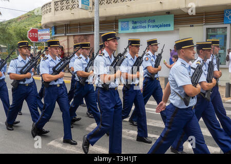 Marigot, Saint-Martin, France - 14 juillet 2013 : les agents de police français prenant part au défilé du 14 juillet, la fête nationale française en ma Banque D'Images