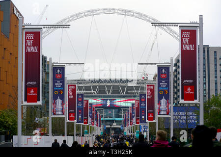 Fans sur Wembley manière en avant de la FA Cup semi finale au stade de Wembley, Londres. Banque D'Images