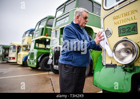 Chauffeur de bus classique Nicky Raison nettoie les lumières sur un Bristol L'australe, 1324 comme un véhicule Bristol vintage rally se prépare à route de Bristol Aerospace à la Fleet Air arm Museum de Yeovilton, Somerset, où l'entreprise a produit des voitures de Bristol. Banque D'Images