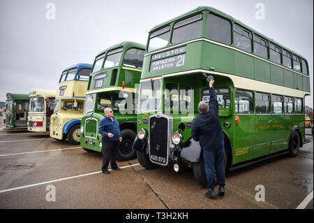 Les amateurs de bus classique régler le miroir sur un Bristol K6B 959 nationaux de l'Ouest, datant de 1950, comme un véhicule de Bristol vintage rally se prépare à route de Bristol Aerospace à la Fleet Air arm Museum de Yeovilton, Somerset, où l'entreprise a produit des voitures de Bristol. Banque D'Images